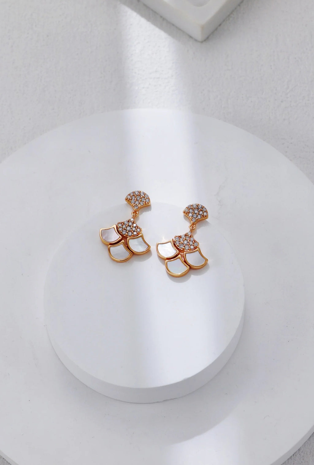 Silver-White Shell Zircon Earrings