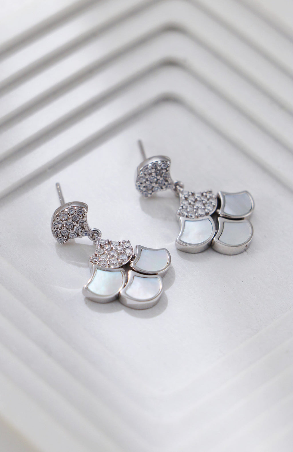 Silver-White Shell Zircon Earrings