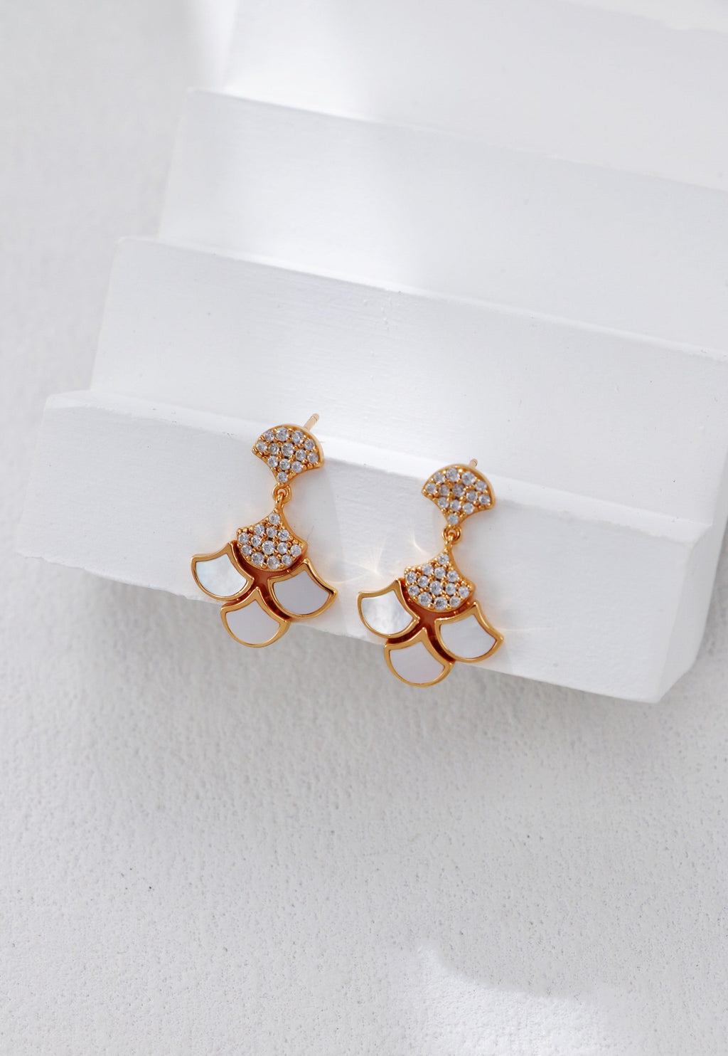 Silver-White Shell Zircon Earrings